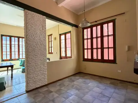 Alquiler casa interna unica en PB, dos dormitorios con jardin, muy buen estado