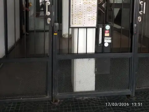 Oroño esquina Jujuy. Amplio departamento con patio y balcon