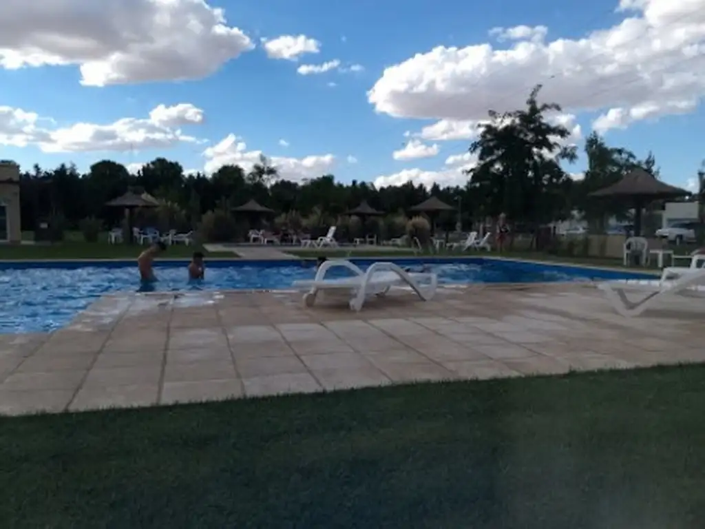 Áreas comunes piscina, club-house, juegos en Barrio Privado La Reserva