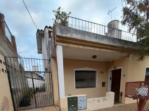 VENTA CASA 3 AMB. C/COCHERA Y PATIO Y LAVADERO INDEPENDIENTE. BERAZATEGUI