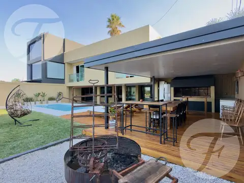 Casa 6 ambientes con 4 baños