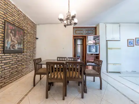 EN VENTA - CASA DE TRES DORMITORIOS C/COCHERA, JARDÍN Y PILETA -  GRANADERO BAIGORRIA