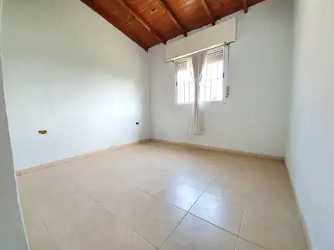 Casa 3 amb. sobre Av. Chascomús - Lote Propio