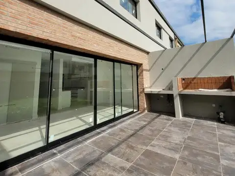 VENTA CASA A ESTRENAR DE TRES DORMITORIOS CON JARDIN, PARRILLERO Y COCHERA EN TIERRA NUEVA FISHERTON