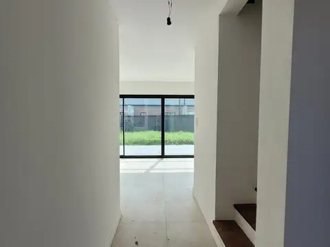 VENTA CASA A ESTRENAR DE TRES DORMITORIOS CON JARDIN, PARRILLERO Y COCHERA EN TIERRA NUEVA FISHERTON