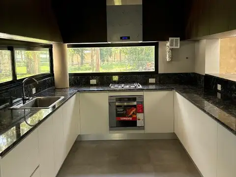 Casa 4 ambientes con 3 baños