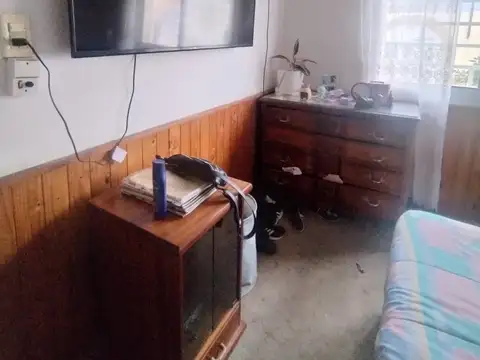 Casa PH al frente de 3 ambientes mas local ezpeleta este