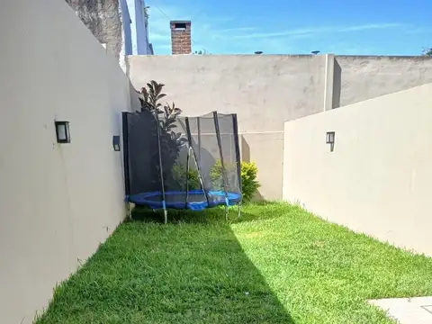 Casa en Alquiler con 2 cocheras