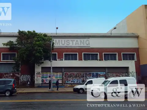 Depósito con Oficinas con frente a la Av. Gral. Paz.