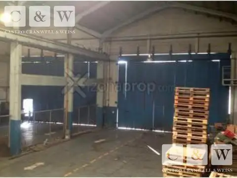 Depósito con Oficinas con frente a la Av. Gral. Paz.