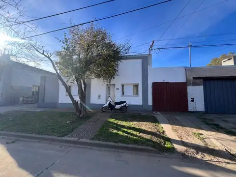 VENTA CASA tres dormitorios - Barrio sur.-