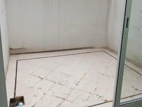 Monoambiente con patio, ideal estudio u oficina.