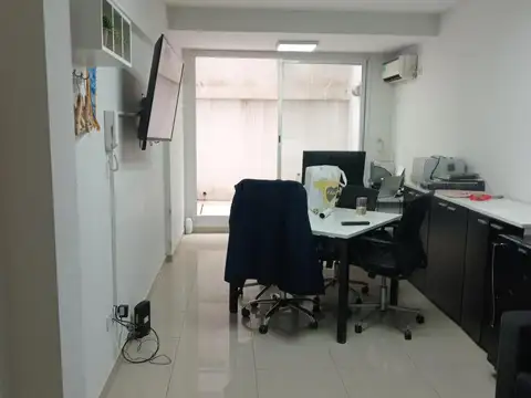 Monoambiente con patio, ideal estudio u oficina.