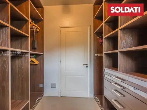 Casa 8 ambientes con 6 baños