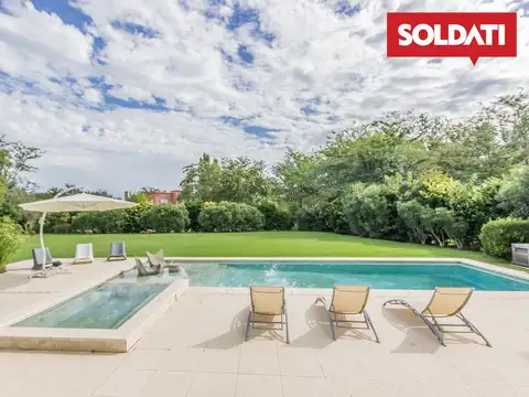 Excelente casa en  venta/alquiler con muebles. 5 suites. Piscina. Golf