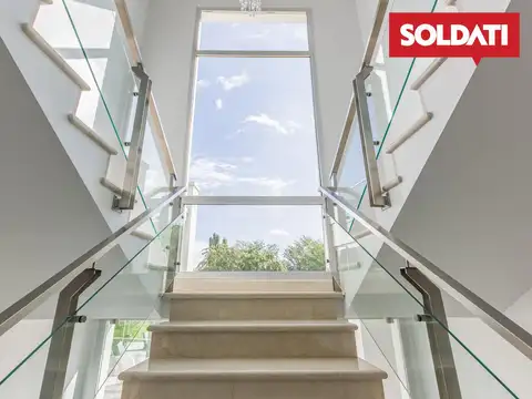 Excelente casa en  venta/alquiler con muebles. 5 suites. Piscina. Golf