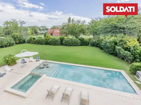 Excelente casa en  venta/alquiler con muebles. 5 suites. Piscina. Golf