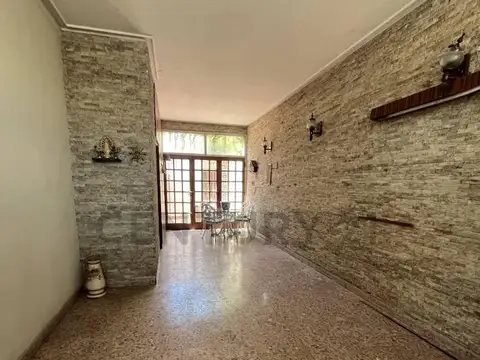 Casa en venta en Berisso con local comercial adelante
