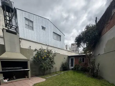 CASA 4 AMBIENTES CON JARDÍN, PATIO, PARRILLA Y TERRAZA – EXCELENTE ESTADO – VILLA DEL PARQUE