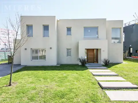Casa en venta sobre lote interno  Barrio Acacias Puertos, Escobar