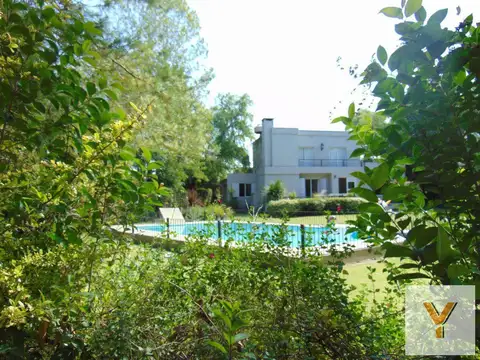 Casa en venta - 3 dormitorios 2 baños - 200mts2 - Azul
