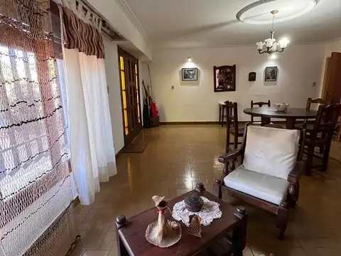 VENTA CASA 4 DORMITORIOS CON COCHERA, PATIO Y TERRAZA – BARRIO ALVEAR  ROSARIO