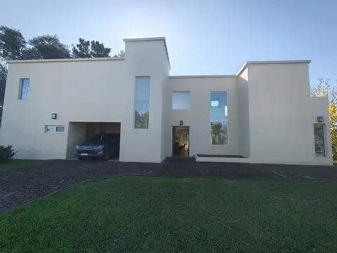 Casa 5 Amb y Play. Cochera. Qcho c/parr. Piscina. Parque.