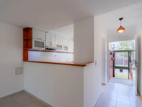 PH en venta de 2 ambientes con patio y cochera