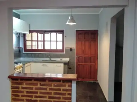 Casa en Alquiler con 2 cocheras