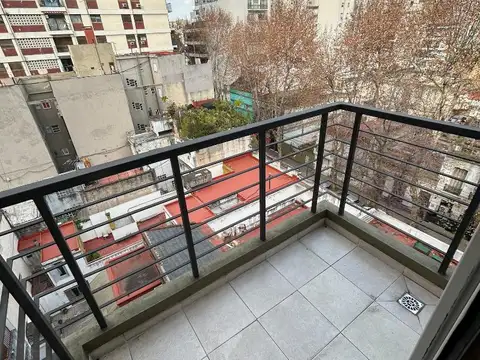 Depto 1 y 1/2 ambiente- Divisible con doble balcon
