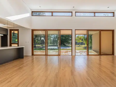 CASA EN VENTA EN UNA SOLA PLANTA 3 DORMIS Y PILETA