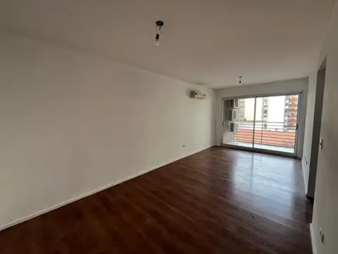 Hermoso departamento de 3 ambientes, con cochera fija, dormitorio en suite, y balcón aterrazado.