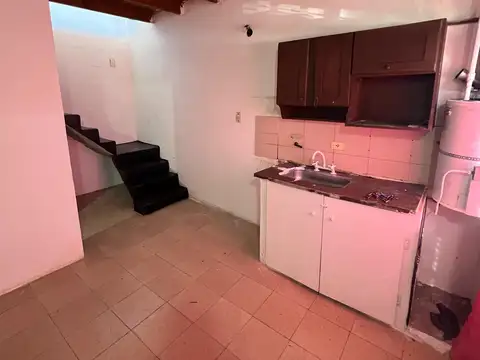 Dpto duplex amplio 2 amb al frente, ubicado en Rivadavia 2368, Lanus