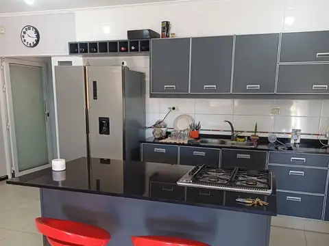 Casa en Alquiler con 2 cocheras