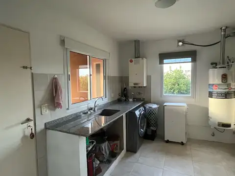 Casa en Venta con 3 cocheras