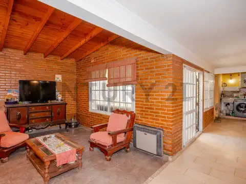 Casa 3 ambientes con jardín, parrilla y cochera en Loma Hermosa - Acepta Permuta