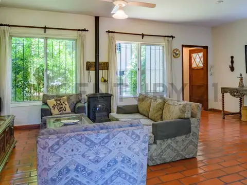 CASA EN VENTA DE 4 AMBIENTES JARDIN Y COCHERA EN BECCAR-SAN ISIDRO