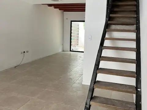 Duplex con patio en alquiler Alberdi