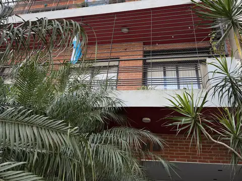 Excelente piso de 3amb en Parque Chacabuco con balcón luminoso  al frente