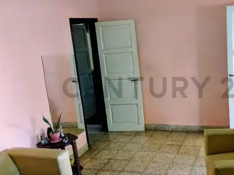 Casa 8 ambientes con 2 baños