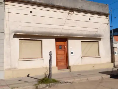 CASA EN CALLE PARANA - SEMICENTRICA