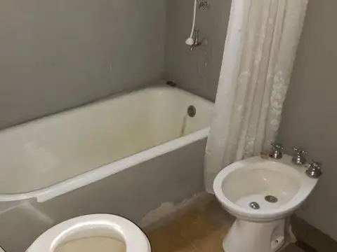 CASA EN CALLE PARANA - SEMICENTRICA