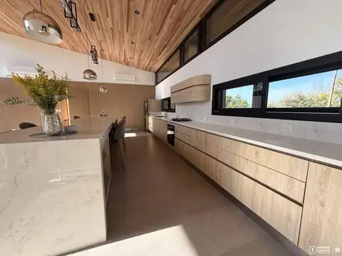 Casa en Venta con 4 cocheras