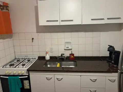 Casa 4 amb. con cochera y patio en barrio Naval Excelente estado!