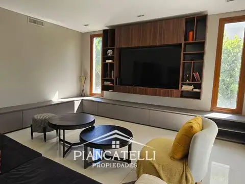 Casa en Venta con 4 cocheras