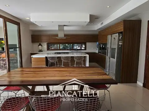 Casa 5 ambientes con 4 baños
