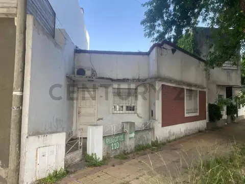 VENTA DE CASA EN LOTE PROPIO – DIAG. 110 entre Plaza Sarmiento (19 y 66) y 67, LA PLATA