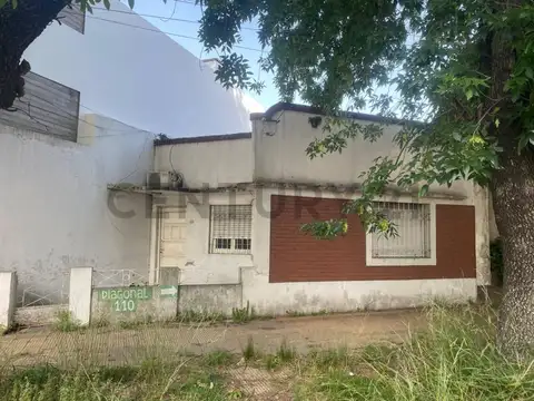 VENTA DE CASA EN LOTE PROPIO – DIAG. 110 entre Plaza Sarmiento (19 y 66) y 67, LA PLATA
