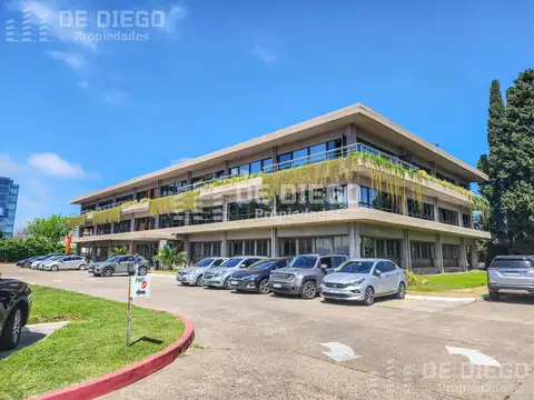 Oficina en alquiler 385 m2 con 7 cocheras dentro de predio con seguridad, Olivos