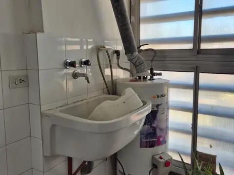 Amplio dos ambientes al frente, amplio balcon  con baulera dentro del departamento.50m2 aprox